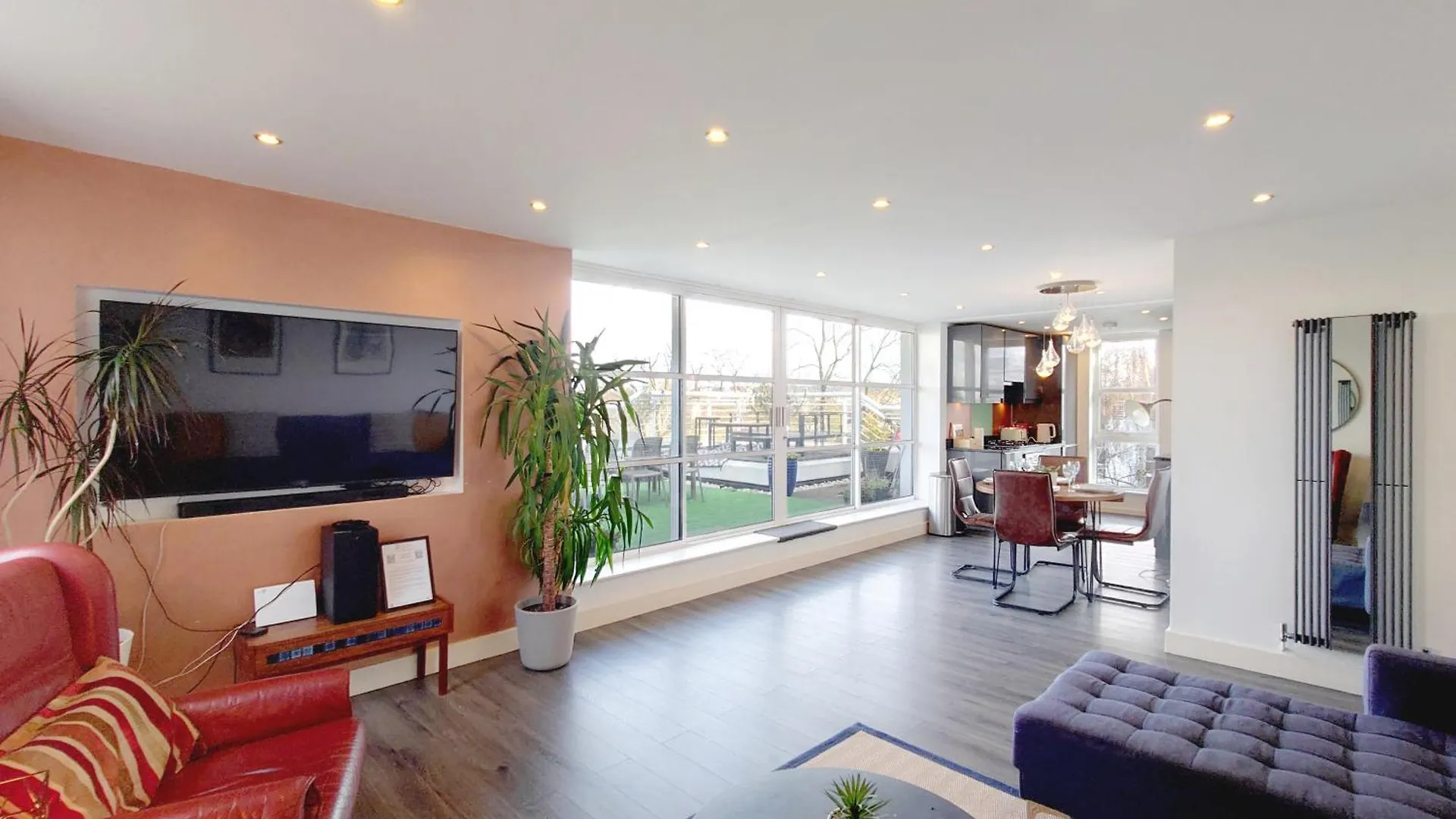 Deluxe Serviced Two Bed Apartment London