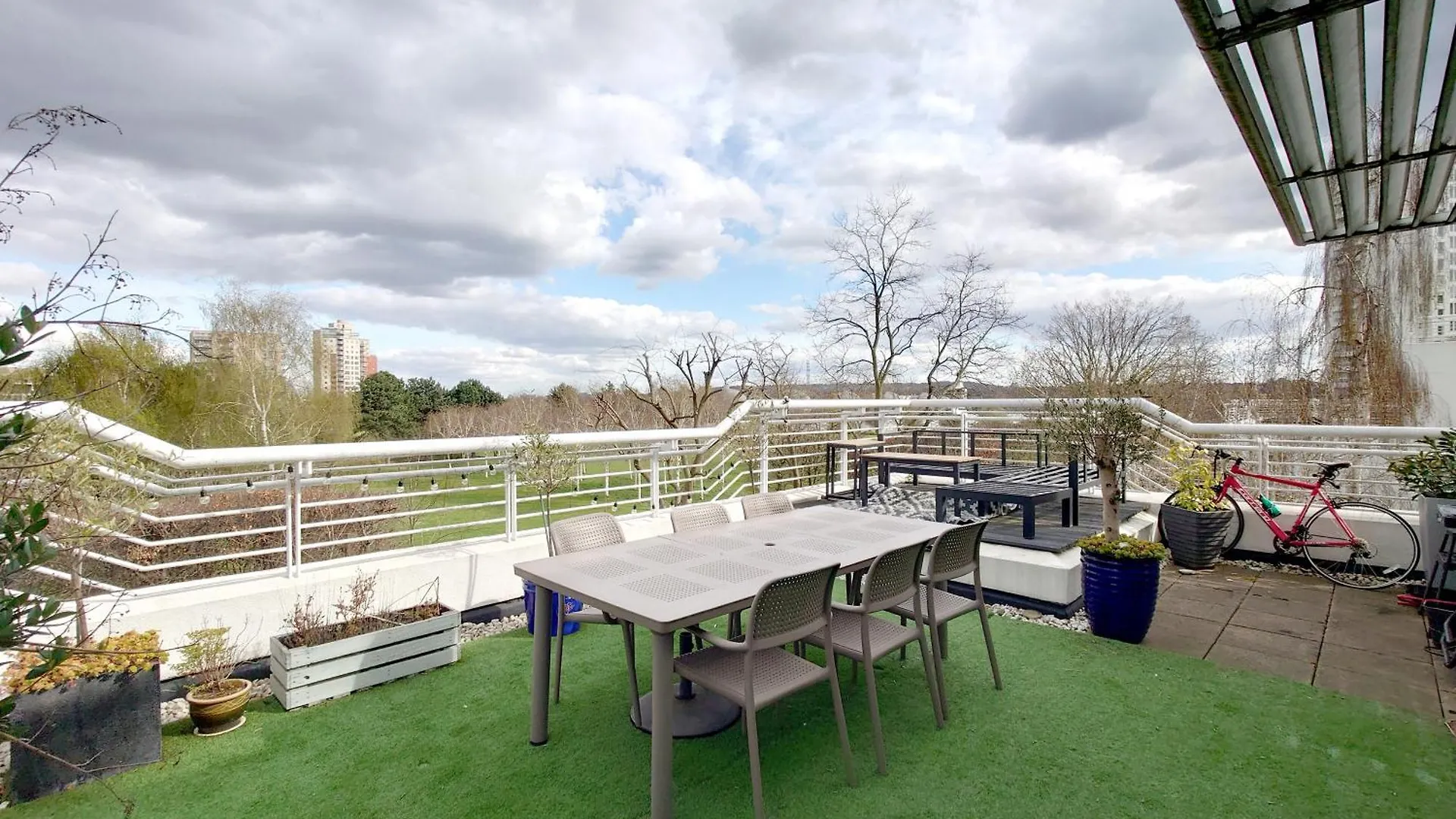 Deluxe Serviced Two Bed Apartment London