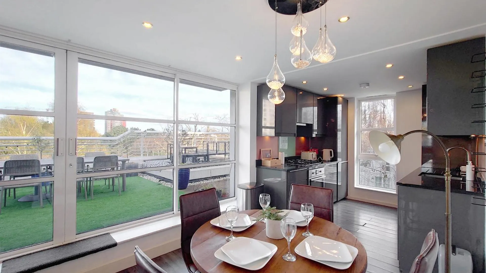 Deluxe Serviced Two Bed Apartment London