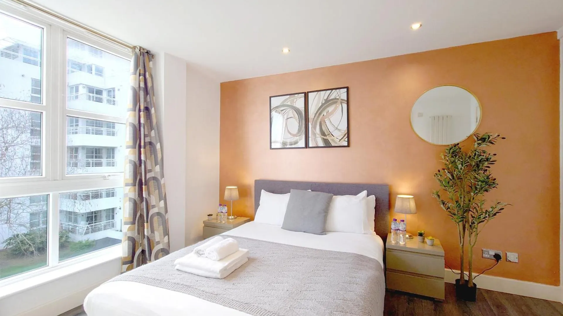 Deluxe Serviced Two Bed Apartment London