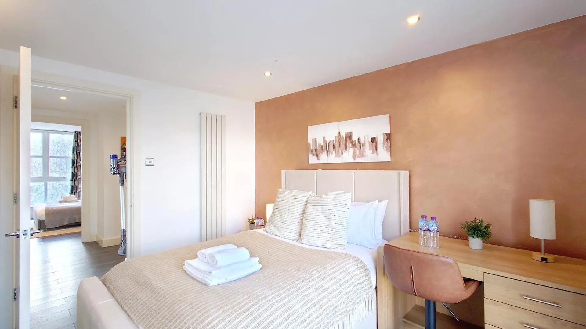 Deluxe Serviced Two Bed Apartment London 0*,