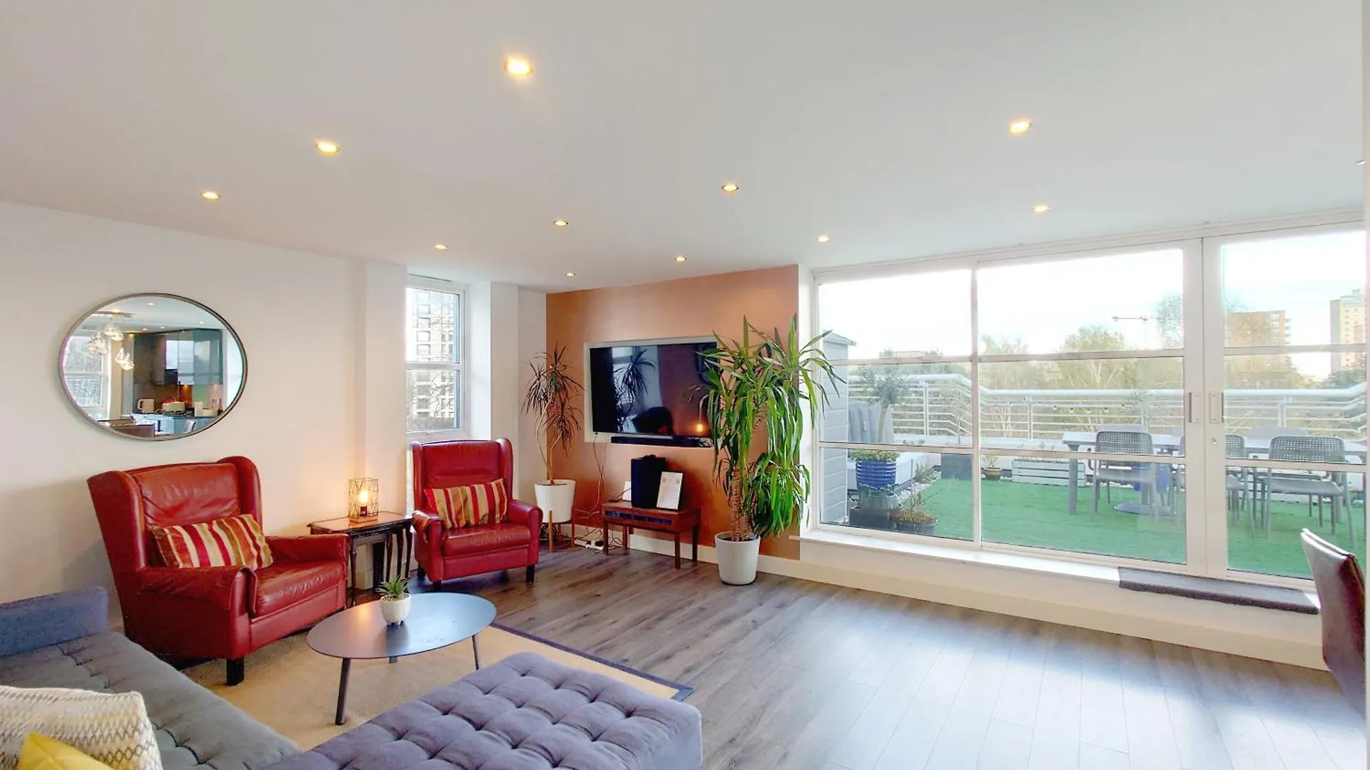 Deluxe Serviced Two Bed Apartment London