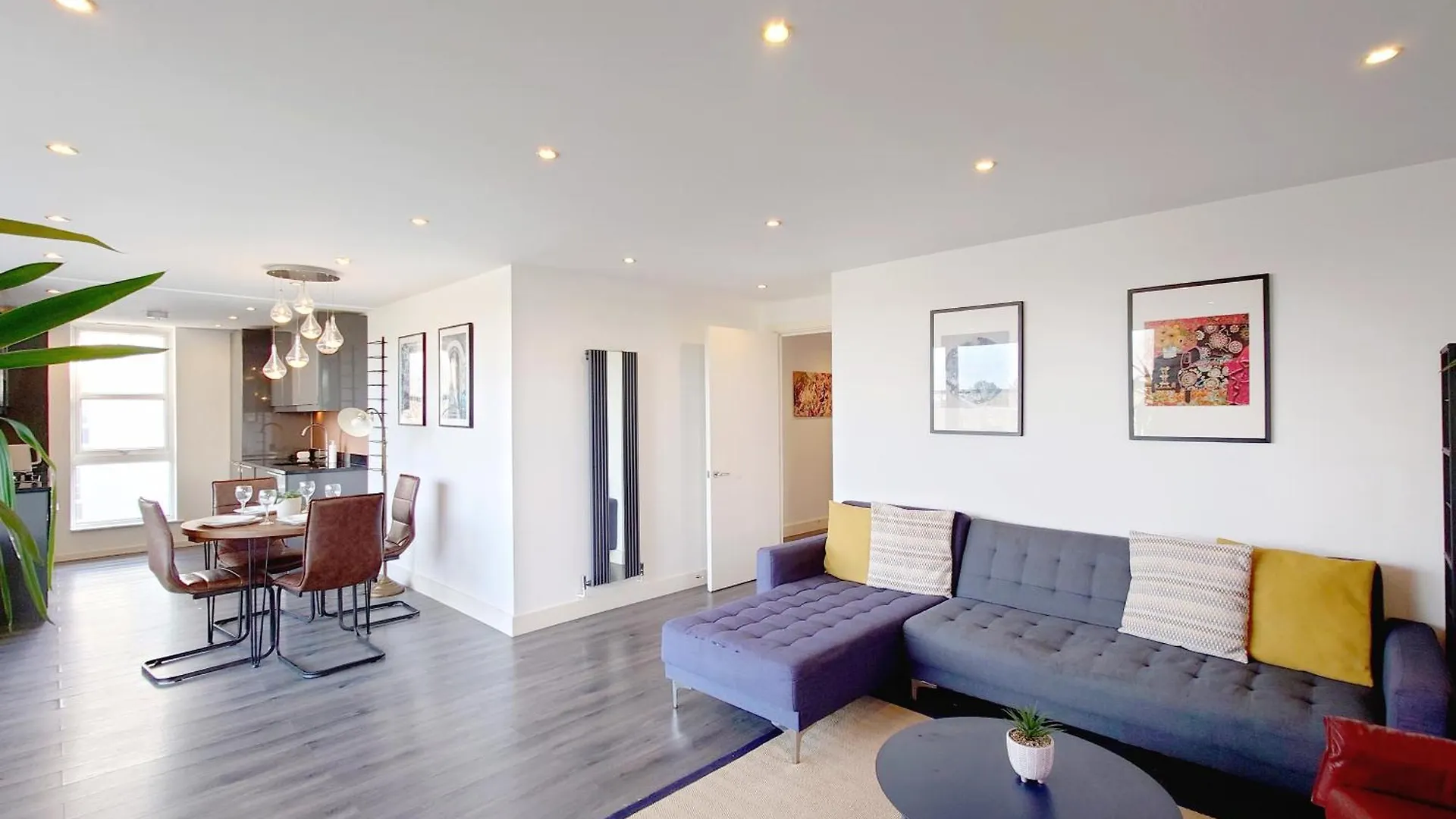 Deluxe Serviced Two Bed Apartment London