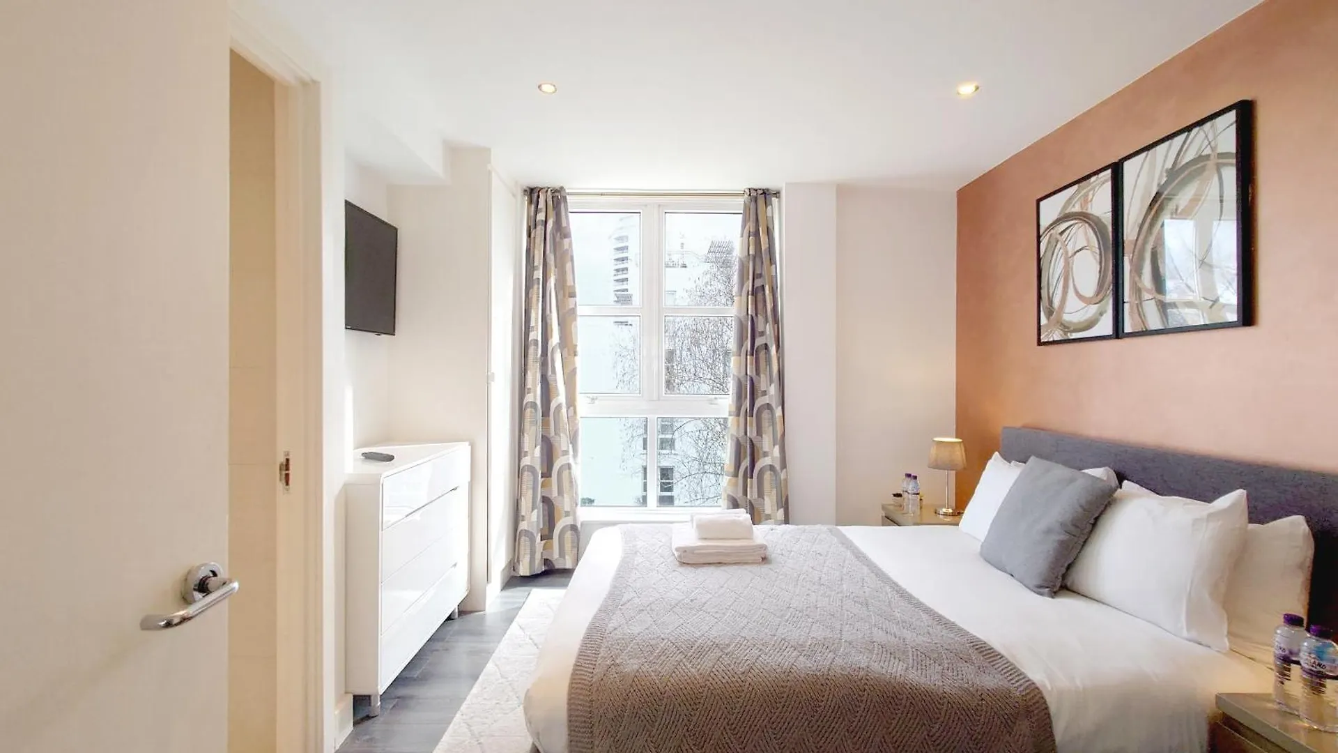 Deluxe Serviced Two Bed Apartment London