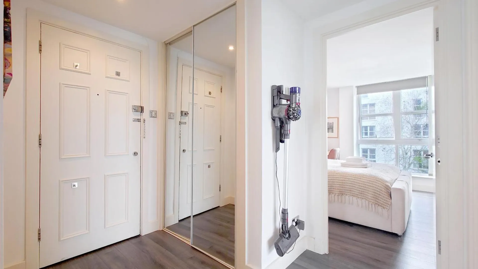 Deluxe Serviced Two Bed Apartment London 0*,