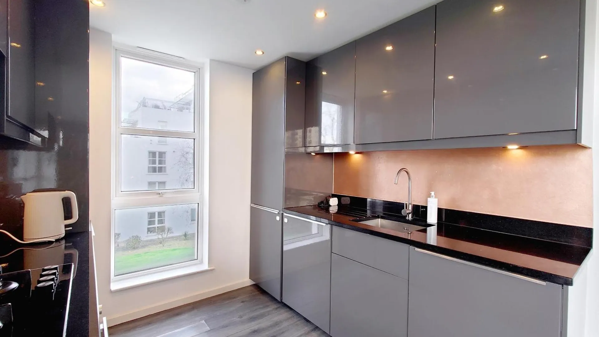 Deluxe Serviced Two Bed Apartment London