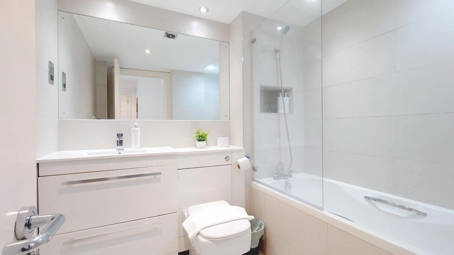 Deluxe Serviced Two Bed Apartment London