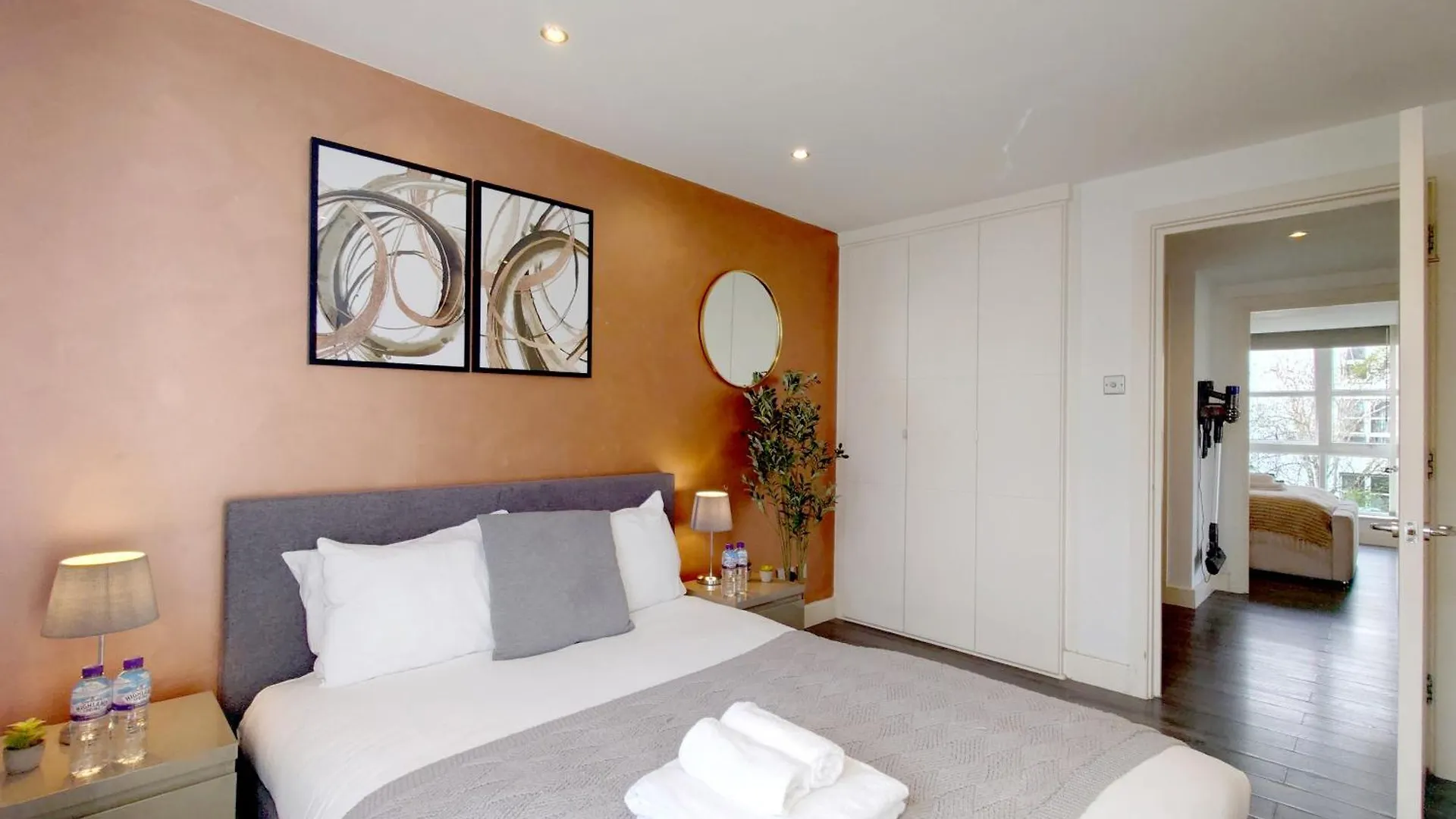 Deluxe Serviced Two Bed Apartment London