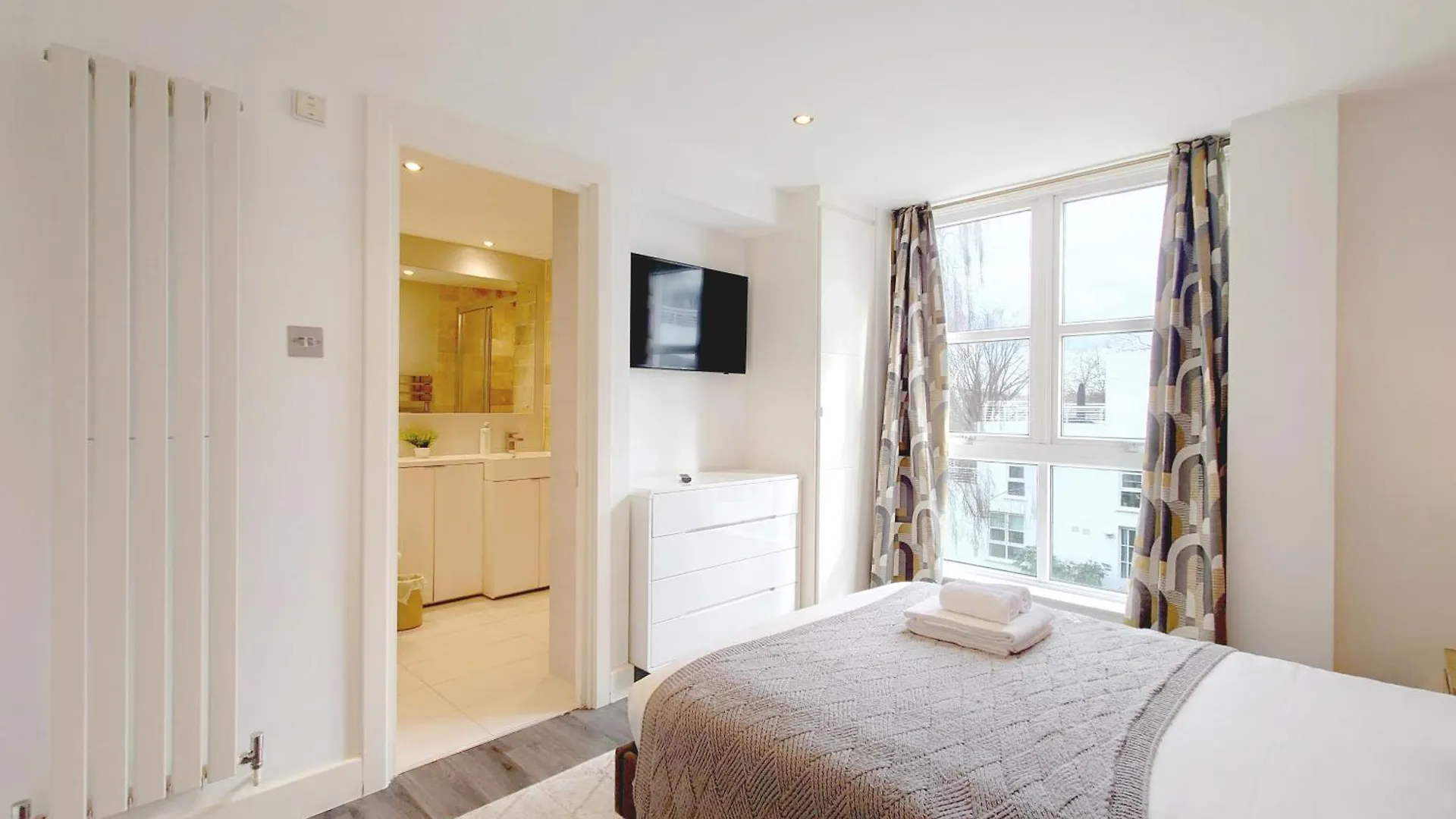 Deluxe Serviced Two Bed Apartment London