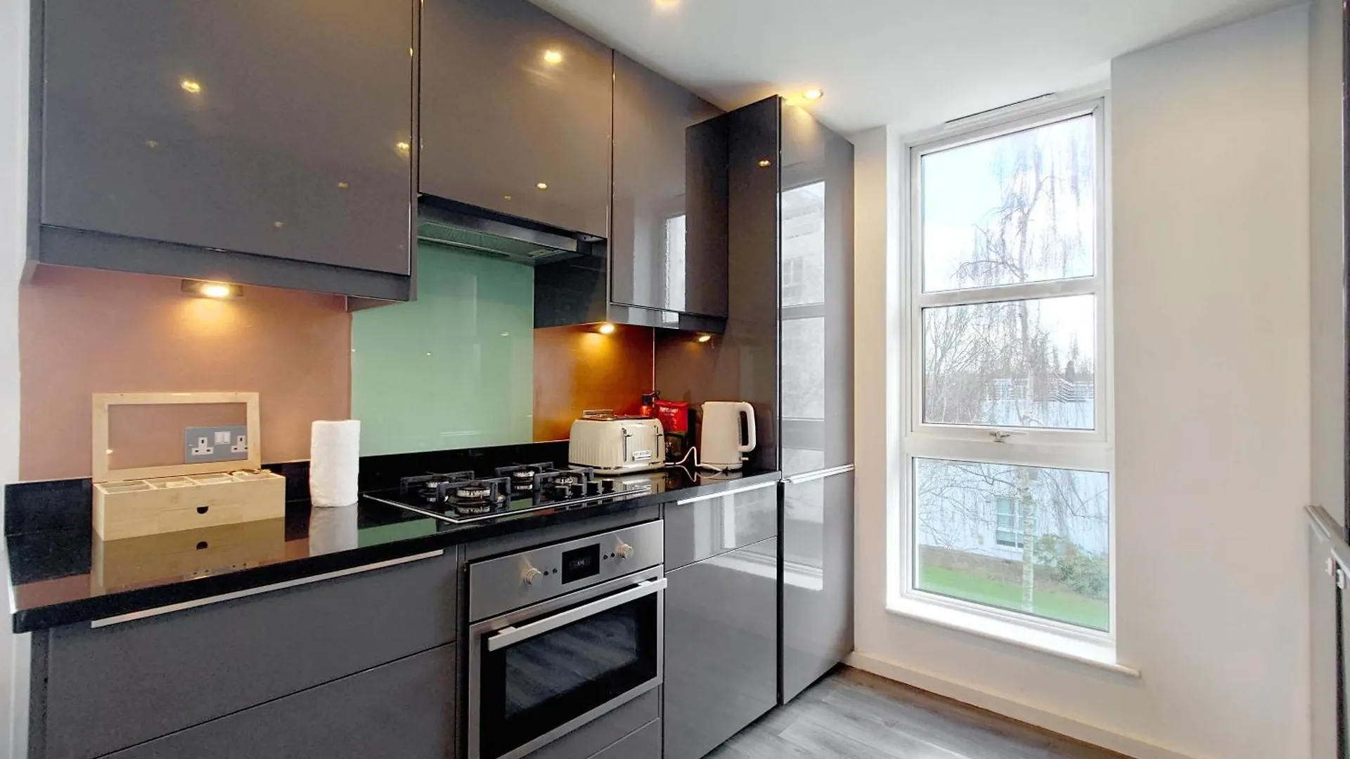 Deluxe Serviced Two Bed Apartment London